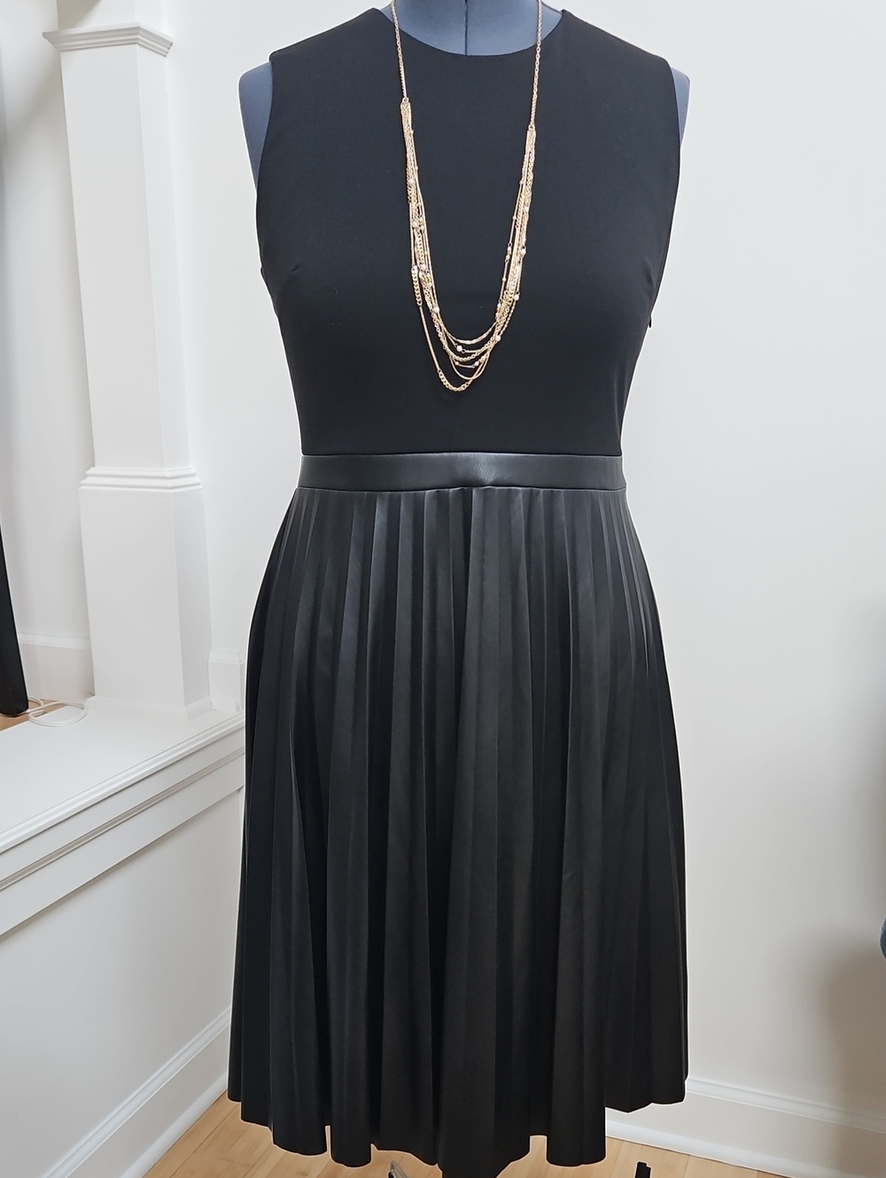 Elegant Black Sleeveless Midi Dress with Pleated Faux-Leather Skirt